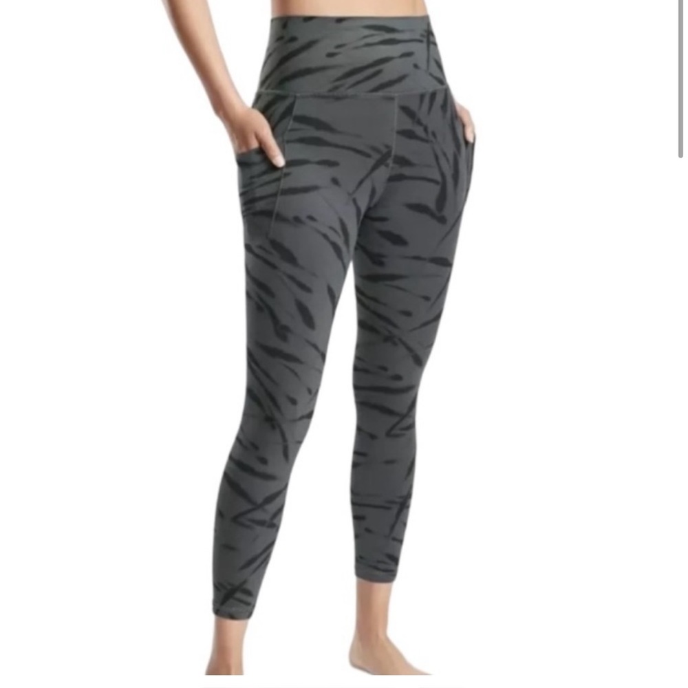 Athleta Salutation Stash Pocket II 7/8 Tight Yoga Legging Grey Tiger Stripe M